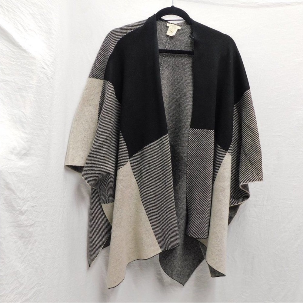 A3 -177 Sioni black & white patterned cardigan poncho size sm cape rap poncho